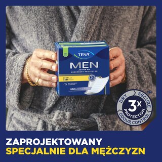 Mężczyzna w szlafroku trzyma opakowanie TENA Men, zaprojektowane specjalnie dla mężczyzn.