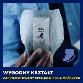 Produkt TENA Men Level 2 trzymany w dłoniach, zaprojektowany dla mężczyzn, wygodny kształt, niebieskie tło.