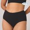 Gros plan sur la culotte absorbante lavable en coton doux TENA portée par une femme