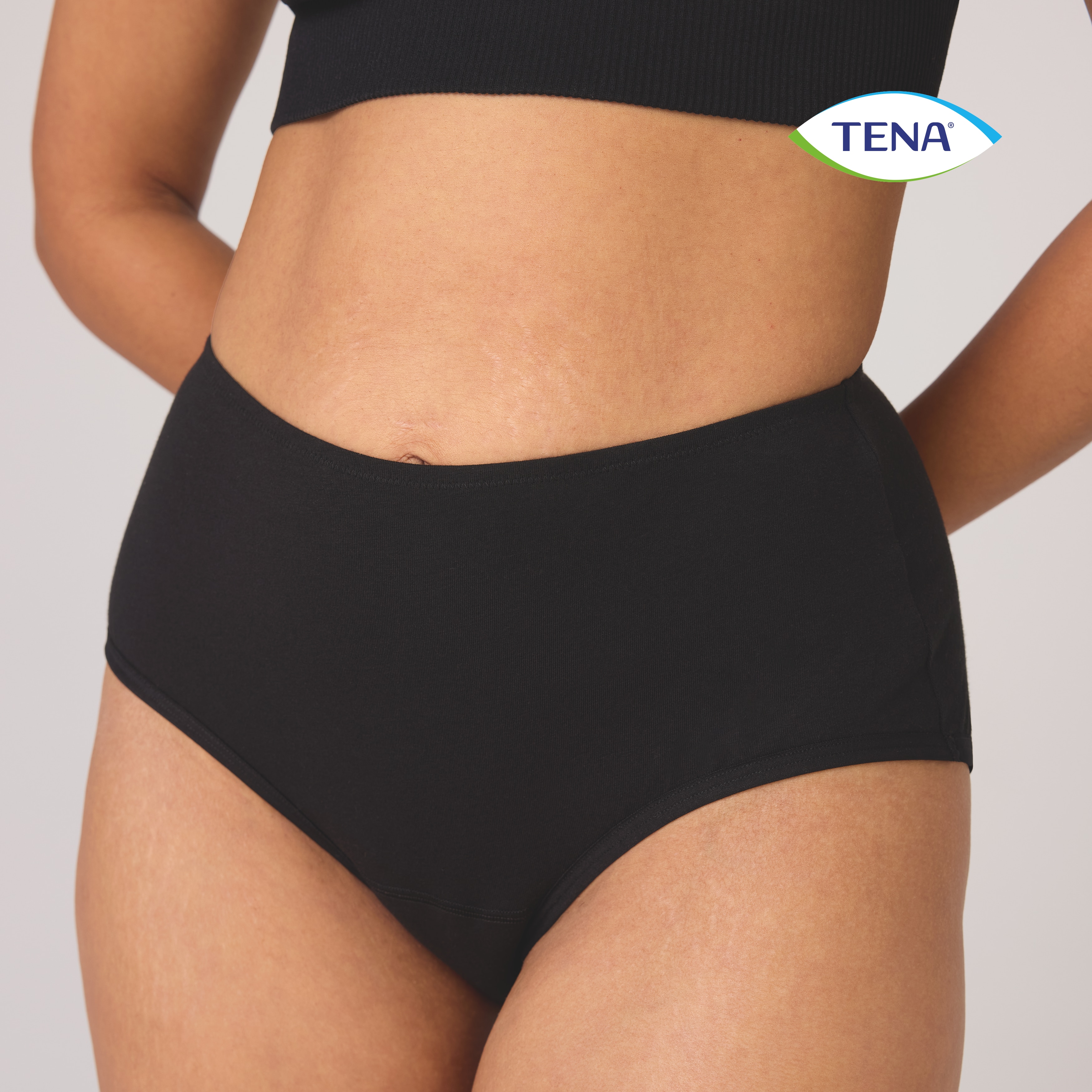 Plano aproximado de roupa interior lavável TENA Soft Cotton utilizada por uma mulher