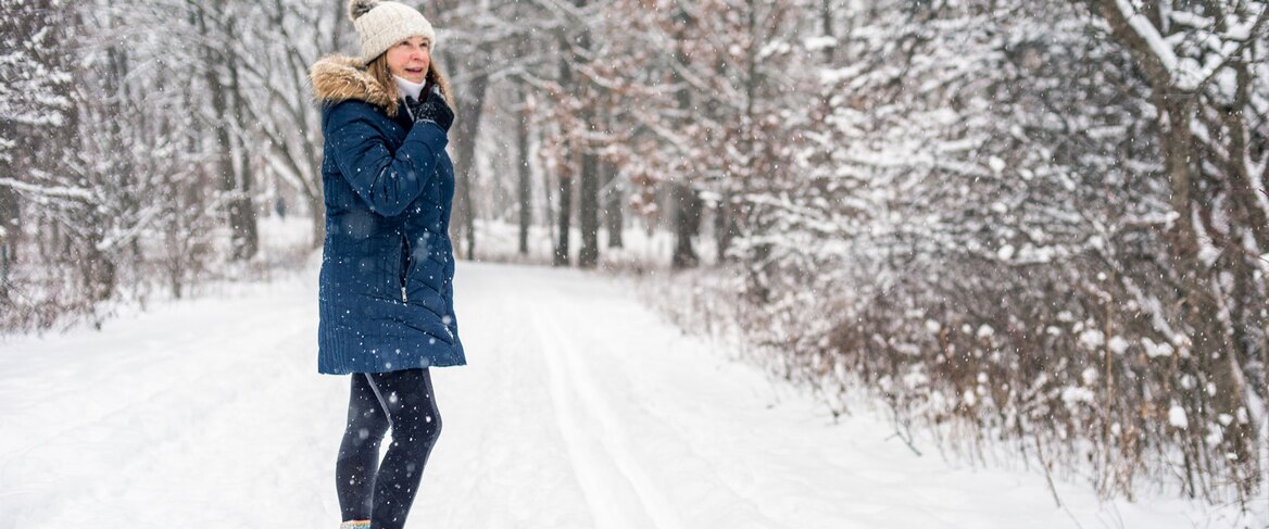 vrouw in winter landschap