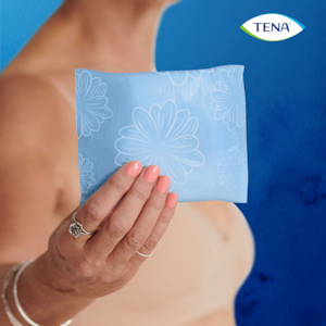 Een stuksverpakking TENA Discreet Extra Plus in de hand
