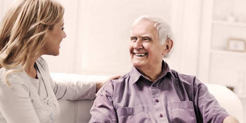 Oudere man die samen met een jonge vrouw zit – hoe ouder worden van invloed is op onze geest