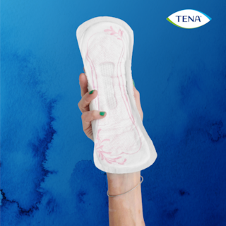 Een TENA Discreet Extra in de hand 