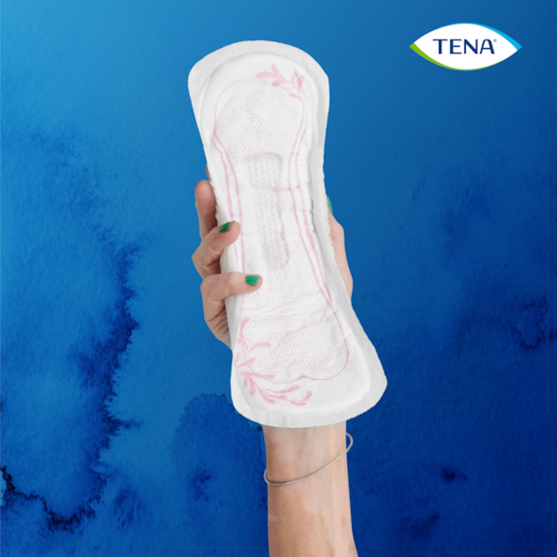Ținând în mână un absorbant pentru controlul incontinenței TENA Lady Slim Extra 