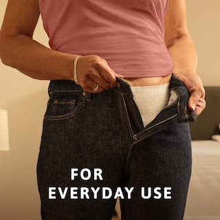 Άτομο που βάζει παντελόνι πάνω από προϊόν TENA Pants. Η λεζάντα λέει «για καθημερινή χρήση»