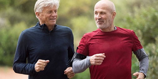 Två män mellan 50 och 60 år som joggar