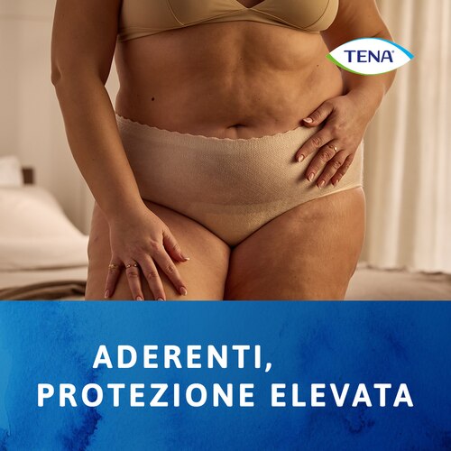 Donna che indossa le mutandine assorbenti a vita alta TENA Silhouette aderenti e con protezione elevata