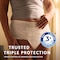 Άτομο που στέκεται όρθιο και φορά το προϊόν TENA Pants. Υπάρχει το εικονίδιο τριπλής προστασίας στην πλαϊνή πλευρά της εικόνας. Η λεζάντα λέει «Αξιόπιστη τριπλή προστασία» 