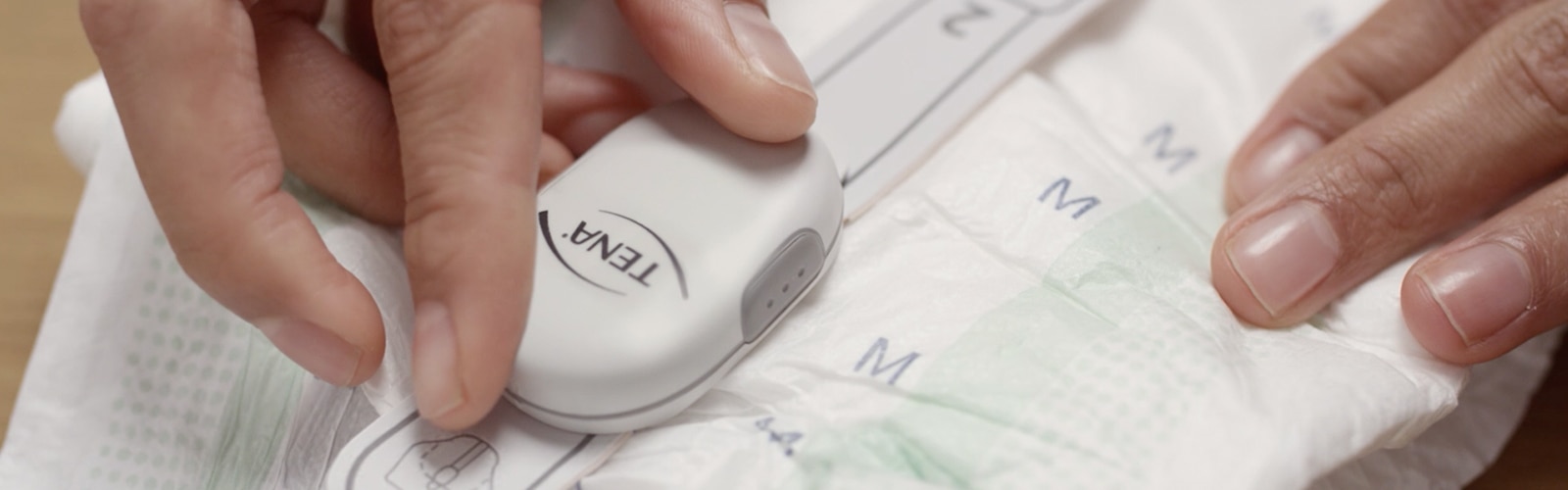Gros plan sur un indicateur de changement TENA SmartCareMC fixé à une culotte absorbante TENA