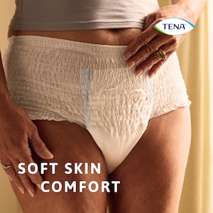 Gli slip assorbenti TENA Pants protect+ indossati morbido comfort sulla pelle – TENA