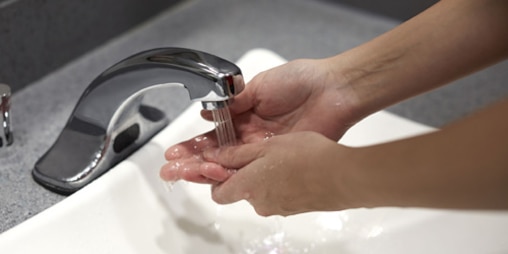 Käsi pesev inimene