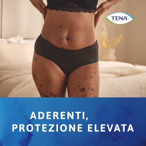 Donna che indossa le mutandine assorbenti a vita bassa TENA Silhouette, che si adattano al corpo con una protezione elevata