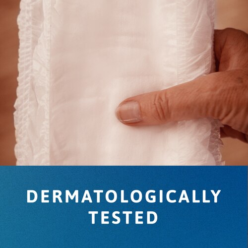 Άτομο που κρατάει το προϊόν TENA Pants με ένα χέρι. Κοντινό πλάνο προϊόντος. Η λεζάντα λέει «δερματολογικά ελεγμένο».