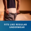 Άτομο που βάζει παντελόνι πάνω από το προϊόν TENA Pants. Η λεζάντα λέει «εφαρμόζει σαν κανονικό εσώρουχο».
