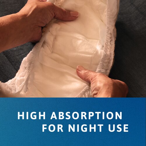 Άτομο που κρατάει το προϊόν TENA Pants με δύο χέρια. Η λεζάντα λέει «υψηλή απορροφητικότητα για νυχτερινή χρήση»
