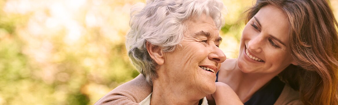 Mlajša ženska objema starejšo – razumevanje vrste inkontinence pri vaših bližnjih