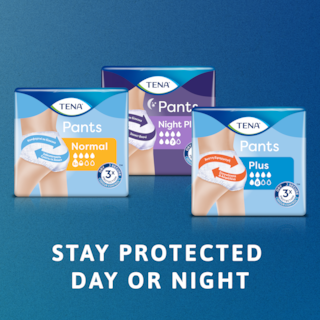 Συσκευασία με το γκάμα των TENA Pants: Normal, Plus και Night Plus. Η λεζάντα λέει «Μείνετε προστατευμένοι. Μέρα και νύχτα».