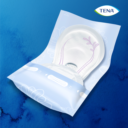 Ruka otevírá jednotlivě balenou inkontinenční vložku TENA Lady Slim Extra
