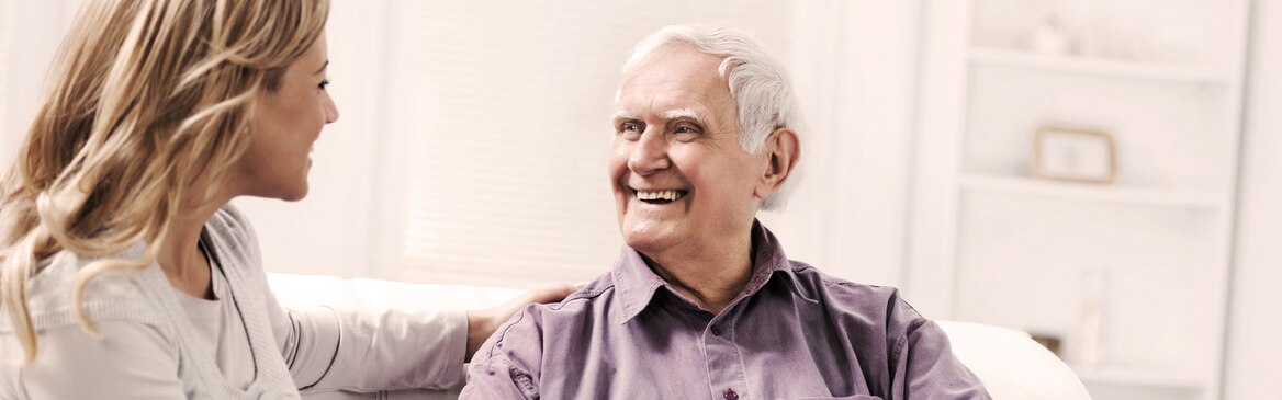 Un uomo anziano seduto con una giovane donna – Effetti dell’invecchiamento sulla nostra mente