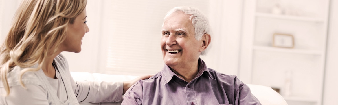 Homme âgé assis avec une jeune femme –L’impact du vieillissement sur l'esprit.