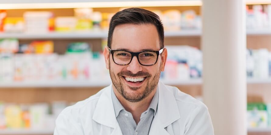 Ein Apotheker lächelt in die Kamera
