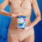 Trzymając opakowanie TENA Lady Slim Extra Plus