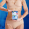 Trzymając opakowanie TENA Lady Slim Extra