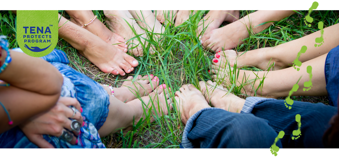 Pieds nus d’un groupe de jeunes filles en cercle sur l’herbe verte 