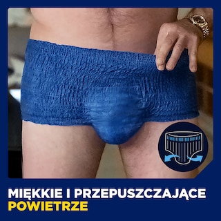 Mężczyzna w niebieskich majtkach TENA, zapewniających ochronę i komfort.