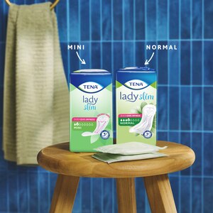 Łazienkowy stołek z opakowaniami dwóch podpasek TENA Lady Slim Mini oraz TENA Lady Slim Normal 