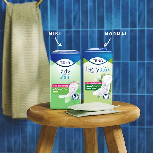 Łazienkowy stołek z opakowaniami dwóch podpasek TENA Lady Slim Mini oraz TENA Lady Slim Normal 