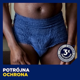 Mężczyzna noszący niebieskie majtki ochronne TENA z potrójną ochroną, zapewniające kontrolę wilgoci i zapachu.