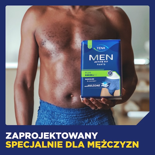 Mężczyzna trzyma opakowanie TENA Men, produkt stworzony specjalnie dla mężczyzn, na tle domowego wnętrza.