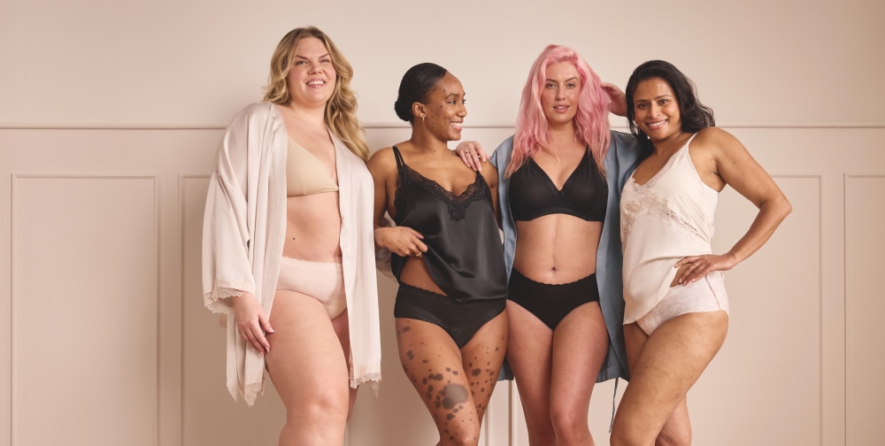 Vier vrouwen die verschillende stijlen en kleuren van de nieuwe TENA Silhouette dragen