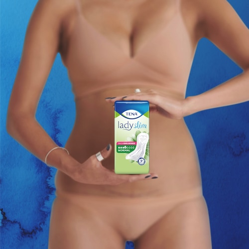 Nowe opakowanie TENA Lady Normal na tle sylwetki kobiety ubranej w bieliznę