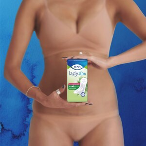 Nowe opakowanie TENA Lady Normal na tle sylwetki kobiety ubranej w bieliznę