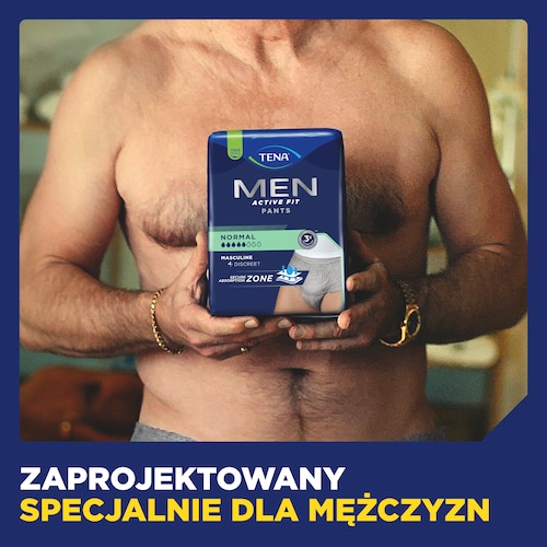 Mężczyzna trzyma opakowanie TENA Men, produkt stworzony specjalnie dla mężczyzn, na tle napisu "Stworzone specjalnie dla mężczyzn".