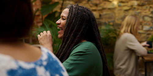 Esmer kadın kameraya gülümsüyor