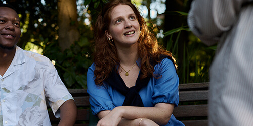 Mørkhåret kvinde smiler til kameraet