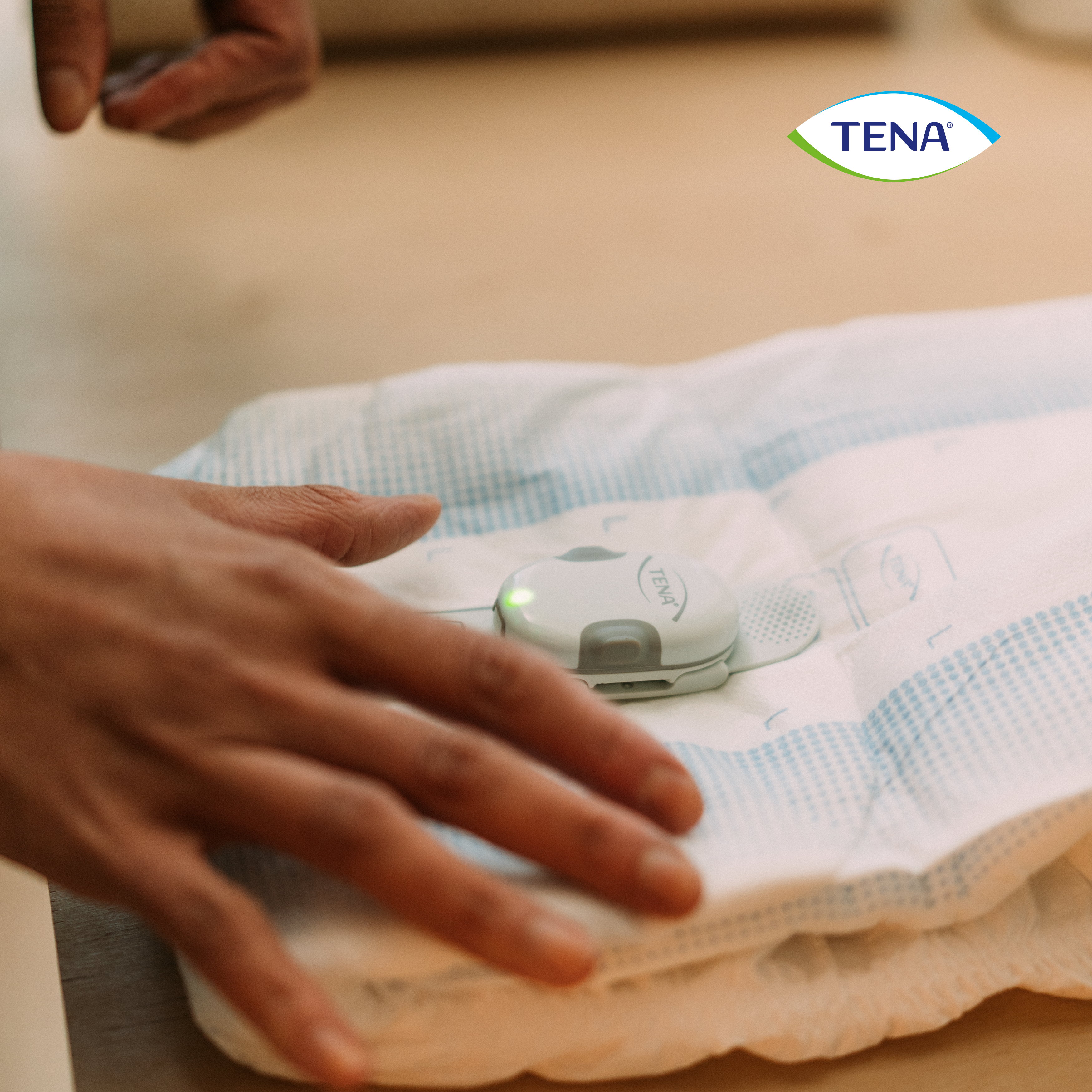 TENA SmartCare Change Indicator™ Zender knippert en geeft activering aan.