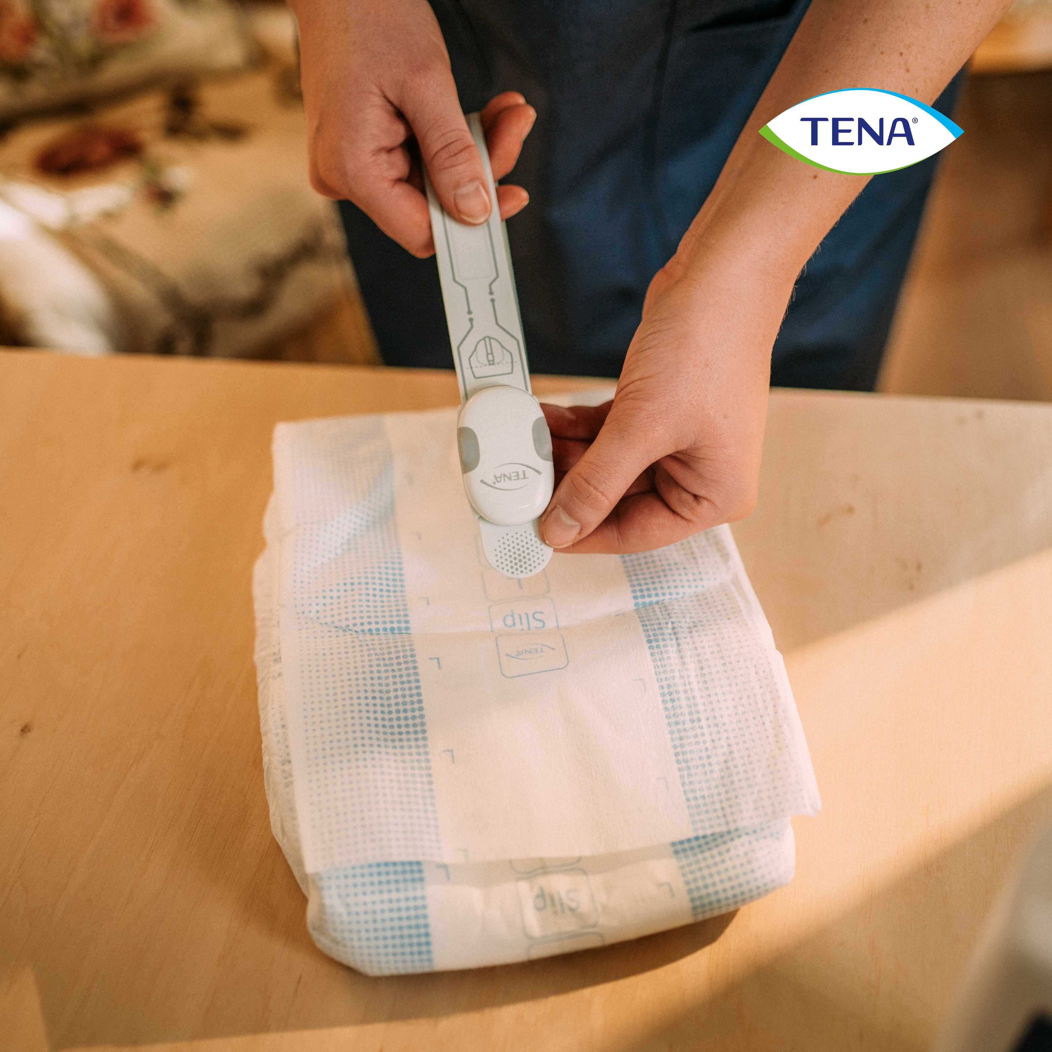 Sensorstreifen und Sender, die auf einem TENA-Inkontinenzprodukt angebracht sind