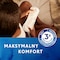 Kobieta trzymająca produkt TENA, zapewniający maksymalny komfort, z widocznym logo i hasłem reklamowym.