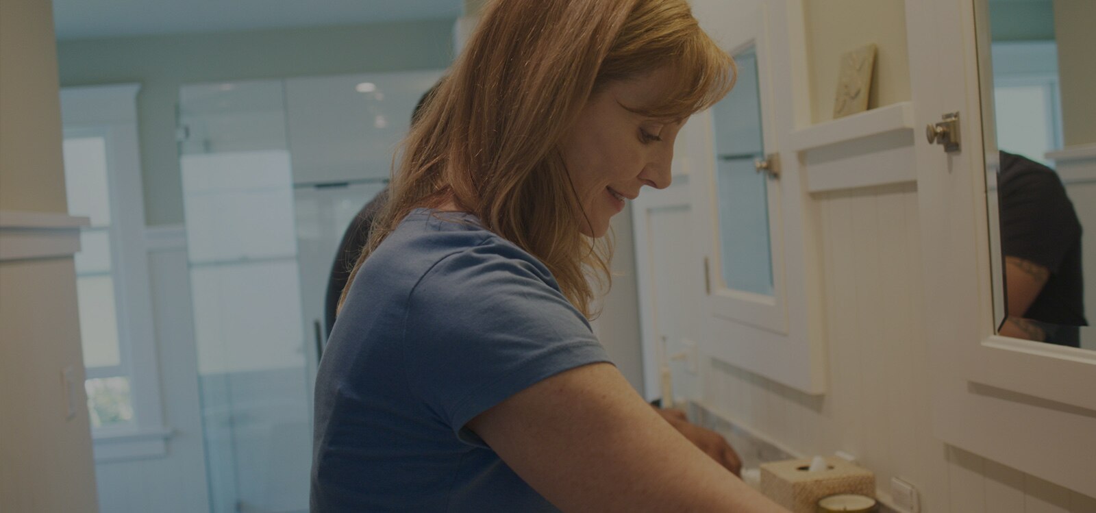 Mujer en el baño lavándose los dientes con su marido