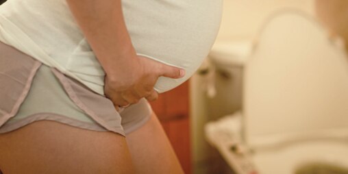 Mulher grávida a segurar a barriga