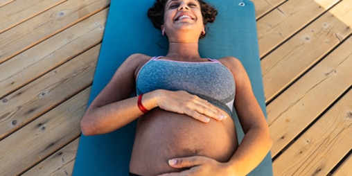 Mujer embarazada haciendo ejercicios
