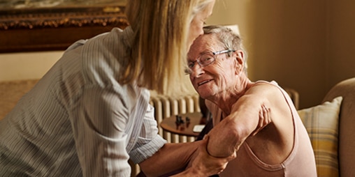 Ældre kvinde, der sidder sammen med yngre kvinde – nyttige tip til dem, der er nye i plejerollen