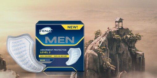 Embalagem de protetores masculinos à frente de uma montanha.