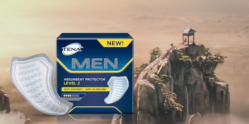 Embalagem de protetores masculinos à frente de uma montanha.