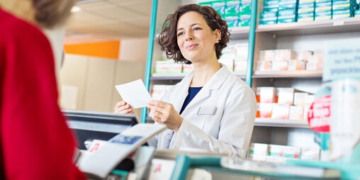 Eine Apothekerin führt ein Beratungsgespräch